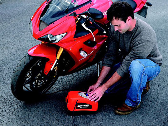 Motorradreifen aufpumpen Kompressor