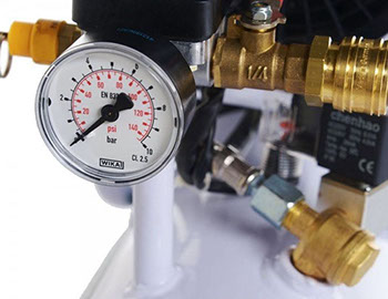 Manometer des Implotex Kompressors